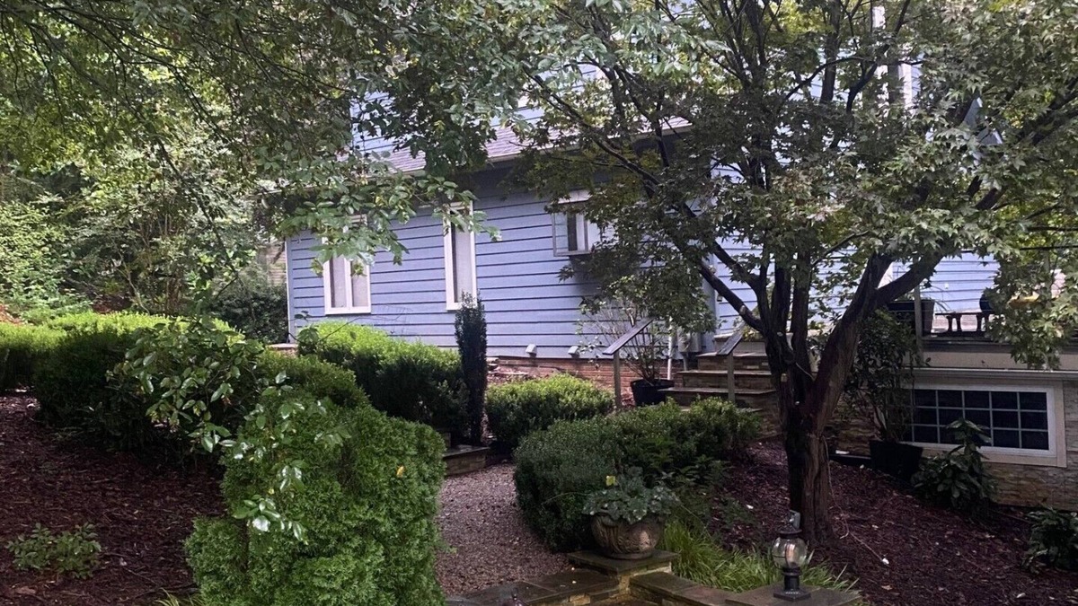 Mount Holly House | Spacious House on the lake 15 min from uptown Charlotte or CLT airport