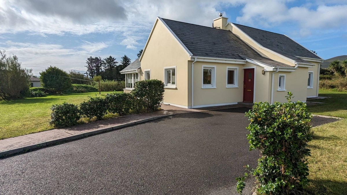 Ballinskelligs House | Spacious house right by the sandy, blue flag Ballinskelligs beach, pub, & cafe.