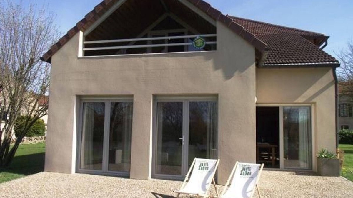 Port-sur-Saone Cottage | Spacious house with garden and river view