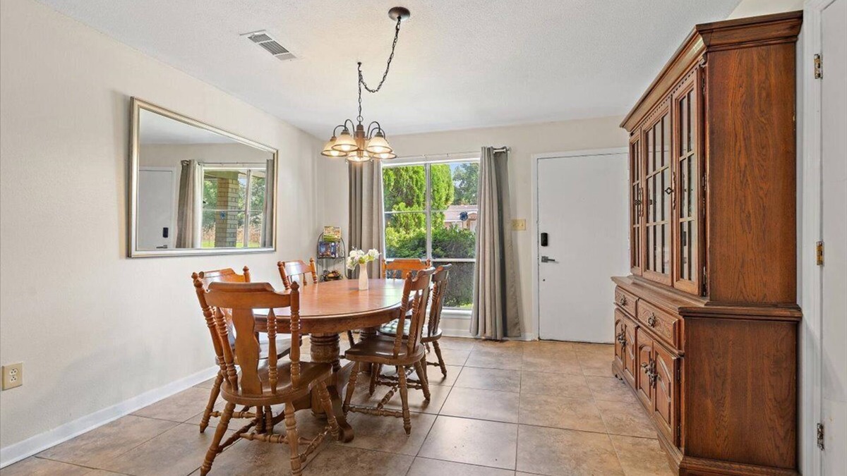 Zachary House | Spacious House w/Jacuzzi Tub