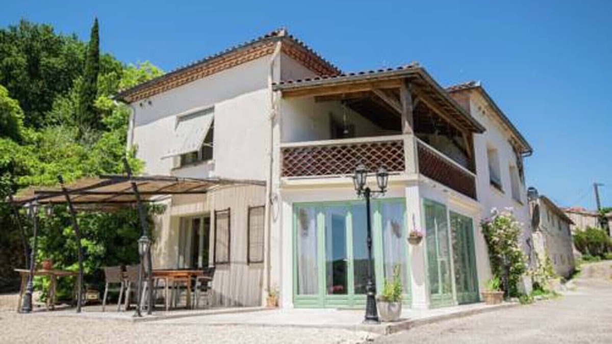 Courbiac House | Spacious house with 3 bedrooms and their own bathroom and toilet.