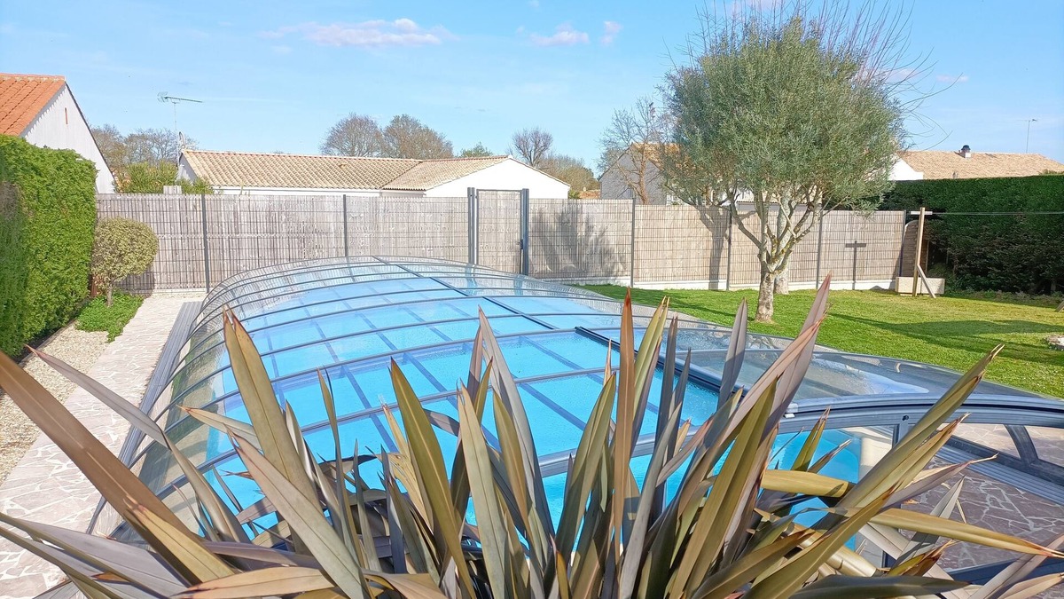 Givrand House | Spacious house with indoor pool near the beach