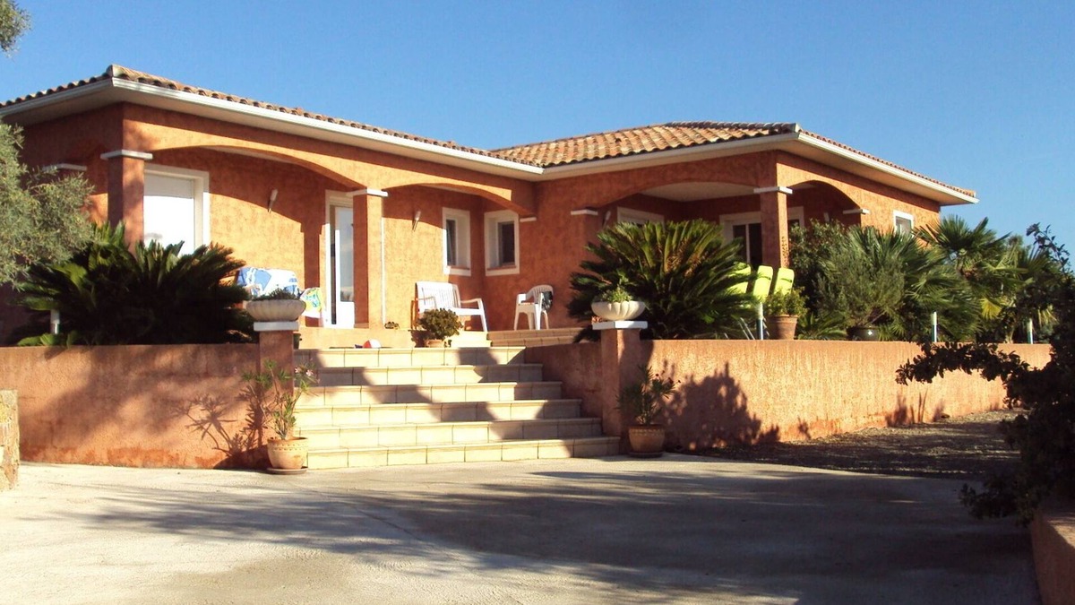 Solaro House | Spacious house with swimming pool near beaches and rivers