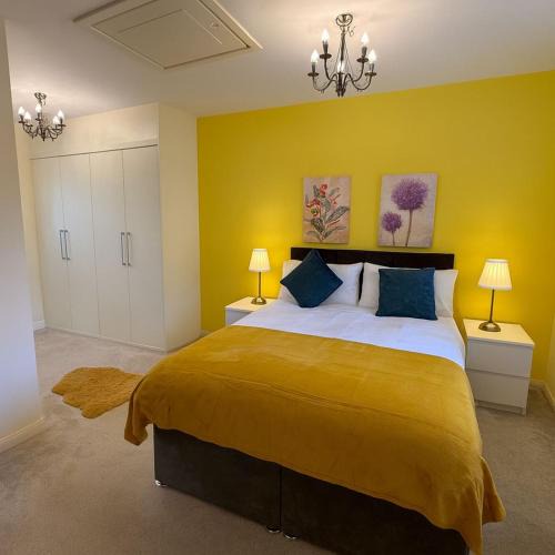 Bedford House | Spacious I Off Street Parking I Families & Contractors