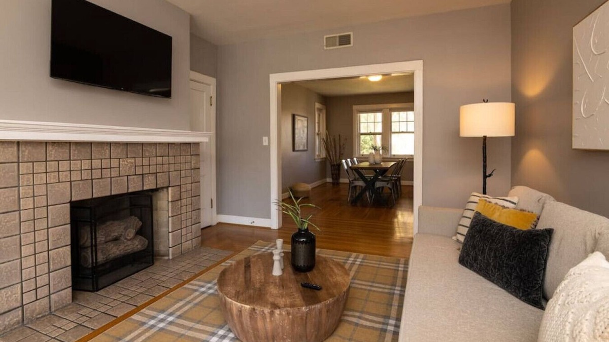 Hyde Park Apartment | Spacious in Hyde Park with Patio