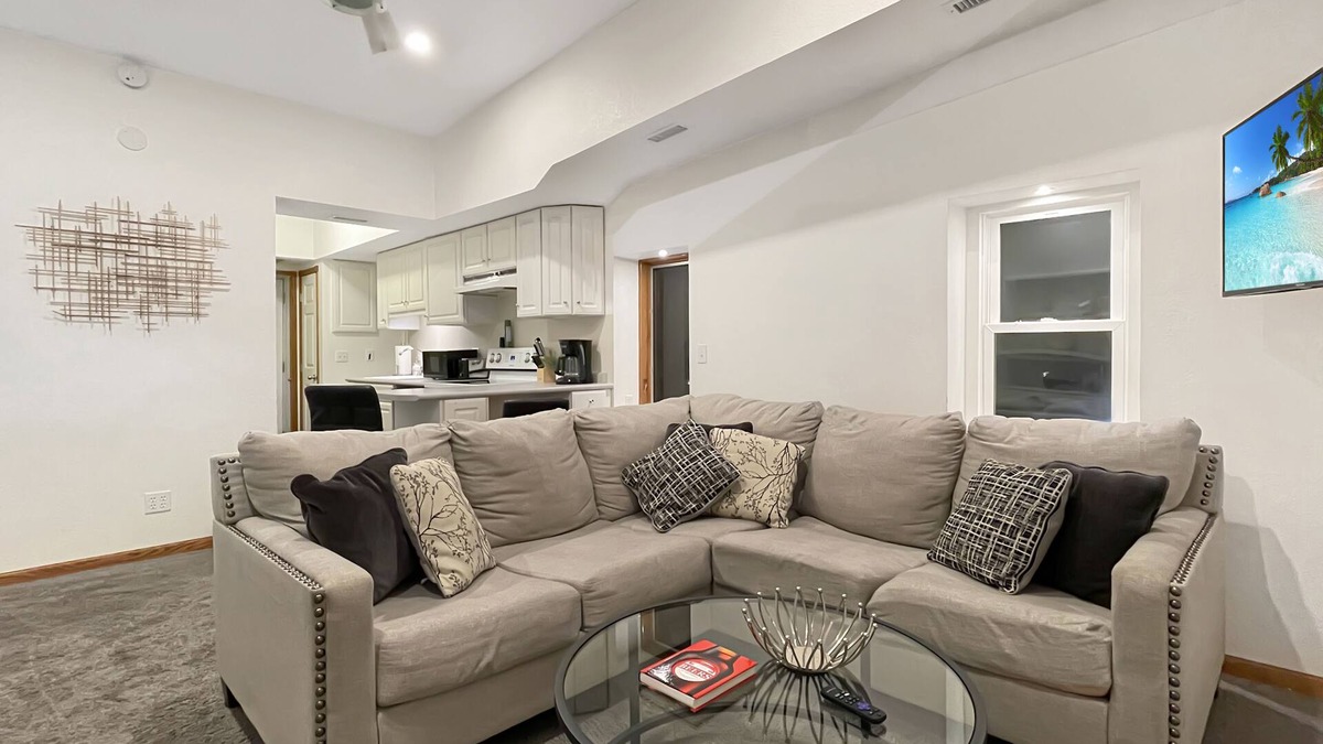 Des Moines Apartment | Spacious Jacuzzi Loft & Free Parking near iCubs