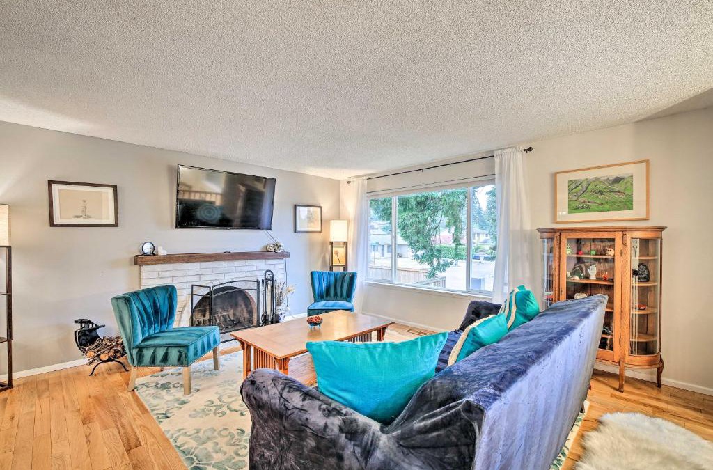 Kent House | Spacious Kent Getaway with Yard, Deck and Grill!