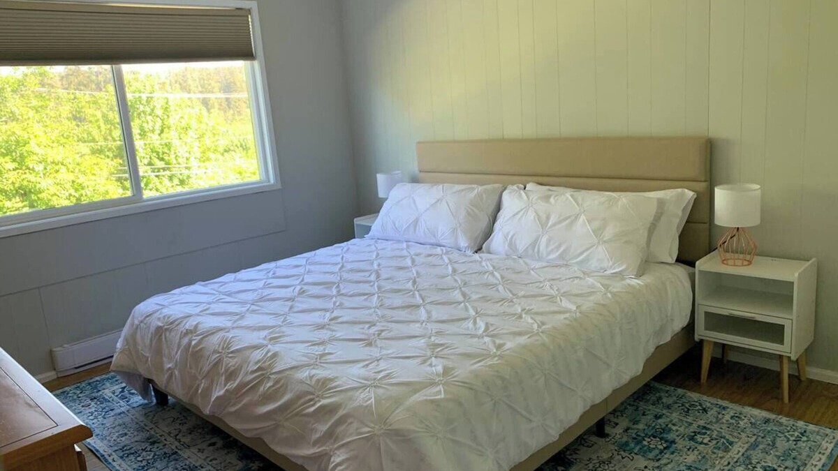 Coal Harbour Apartment | Spacious King & Queen 2BR Condo, Minutes From The Inlet. Fully Equipped Kitchen.