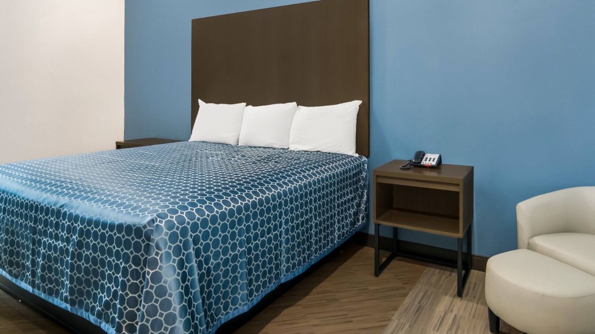 Fort Worth Hotel | Spacious King Room, Scottish Inns, Comfort Close to Tarrant County College