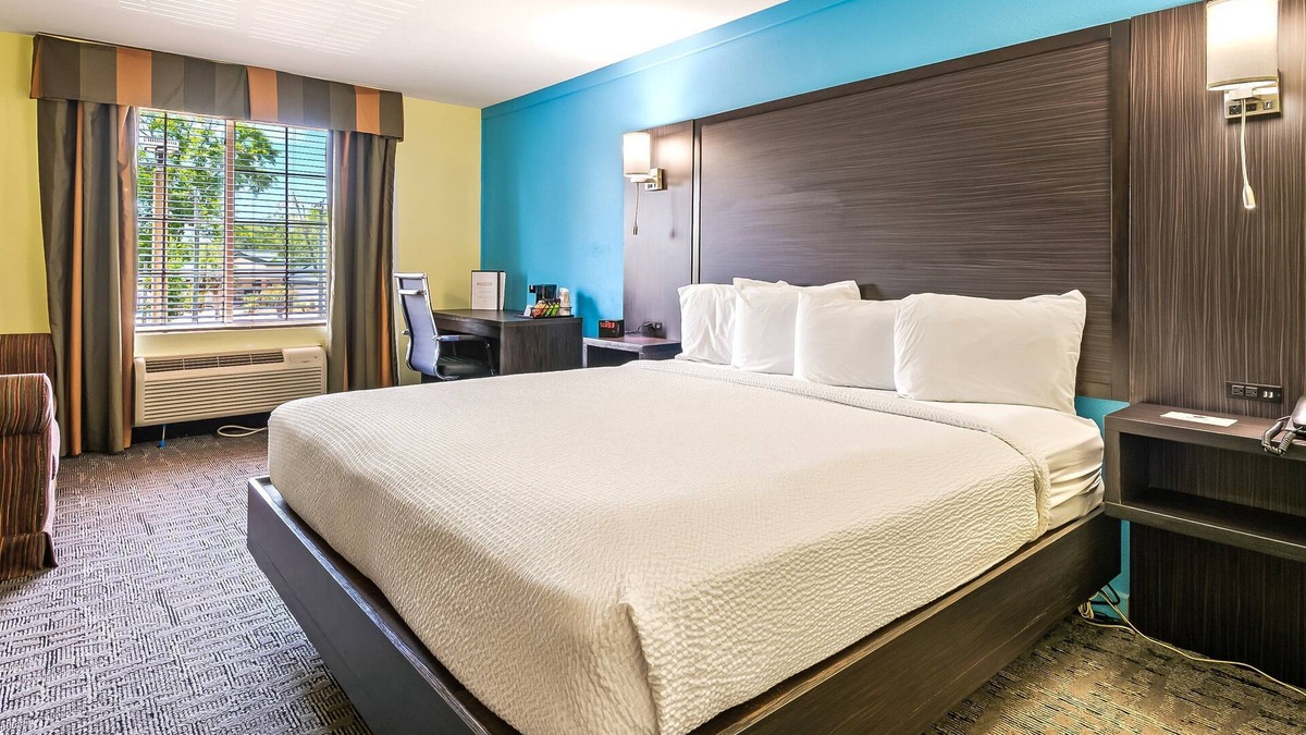Crawfordville Hotel | Spacious King Suite with Sofa Sleeper – Comfort & Flexibility - Wildwood Inn