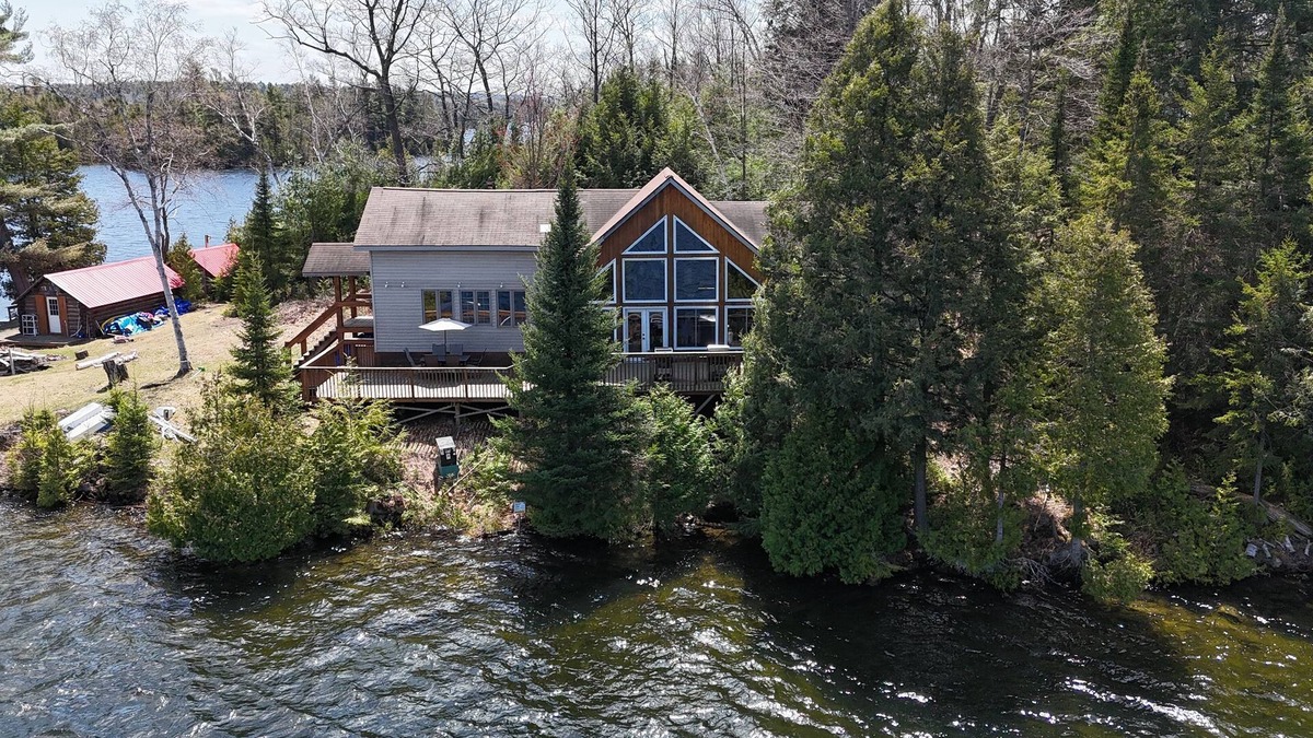 Nairn Centre Cottage | Spacious Lake Panache Island Retreat. Large Private Dock, Sauna & Amazing Views