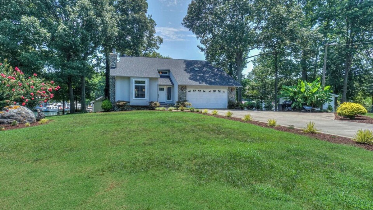 Mayhew House | Spacious Lake Front 5-bedroom house on Lake Norman with WiFi