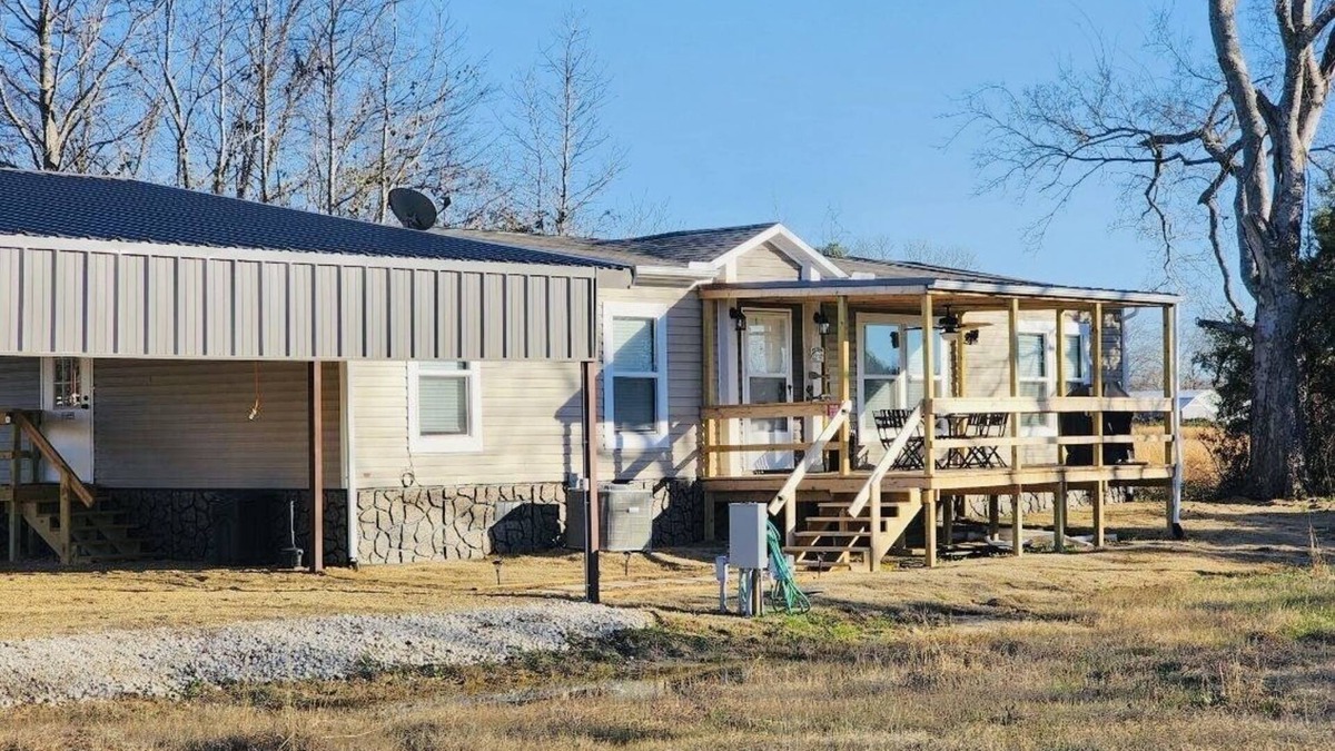 Quitman House | Spacious lake house with 3 bay car port with lights for bass boats! on Lake Fork