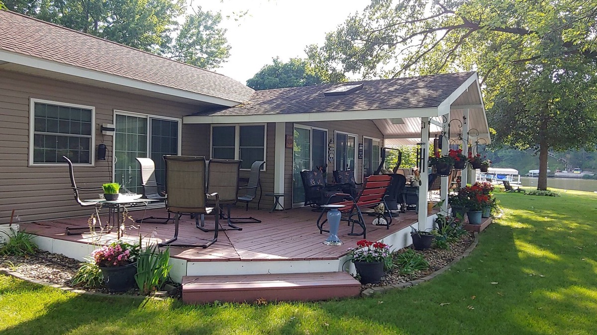 Langworthy House | Spacious Lakefront Retreat. 3 Bedroom, 2 Bath Ranch Home 30 ft from the water.