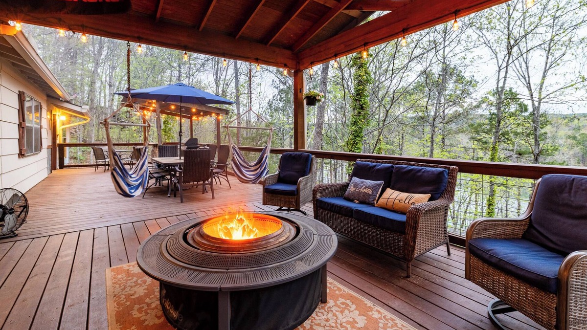 Higden Cottage | Spacious Lakefront Retreat w/Hot Tub & Guesthouse