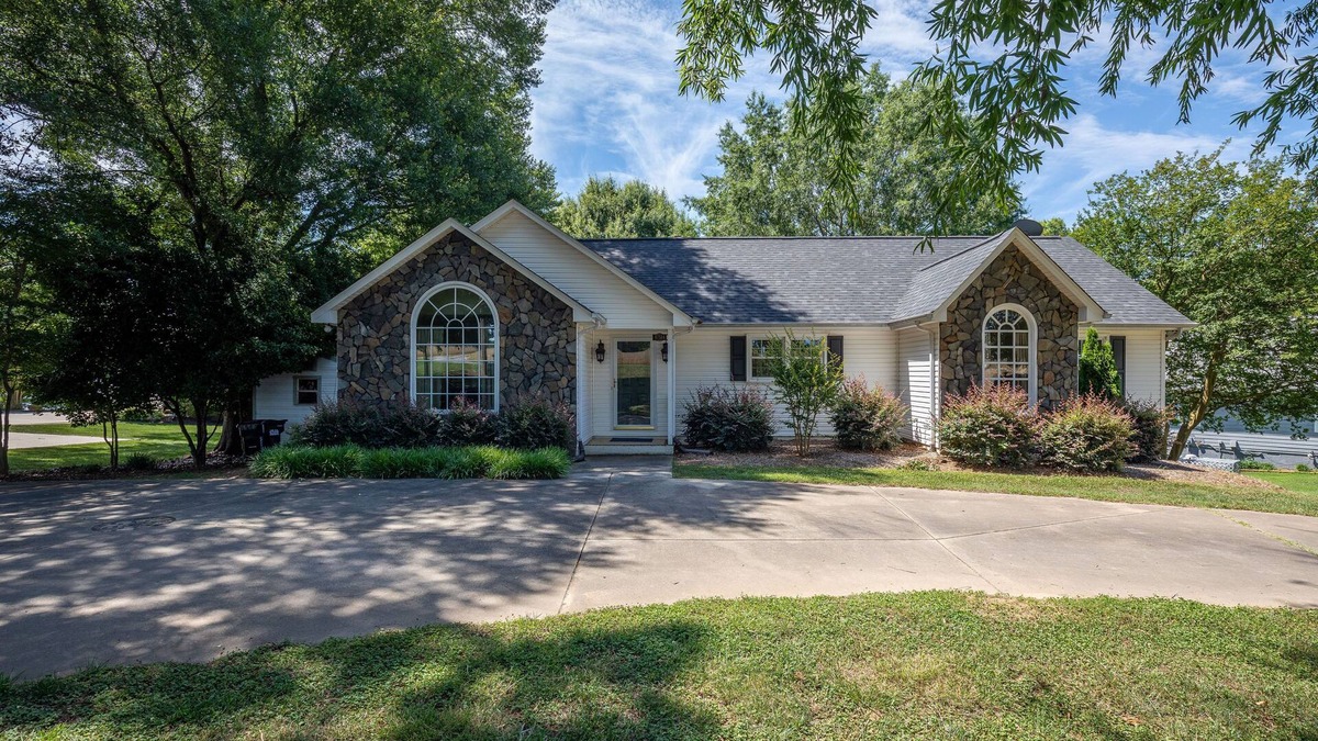 Norwood House | Spacious Lakehouse, Arcade Games, Huge Flat Yard, Premium Linens Included!