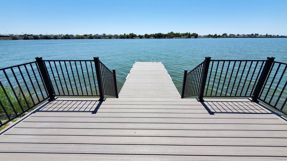 Moses Lake House | Spacious Lakehouse Getaway. Private Dock with large fenced Backyard and Gameroom