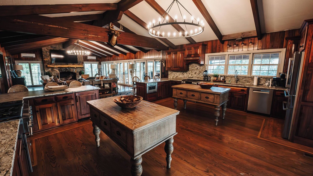 Albany Cabin | Spacious lakeview lodge on Lake Cumberland with WiFi, AC
