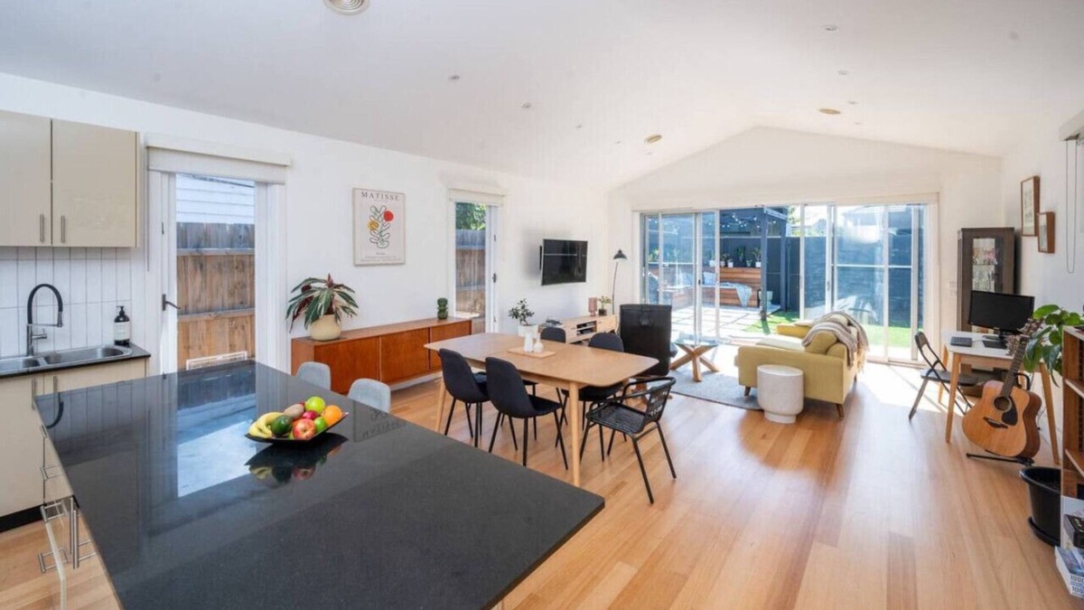 Northcote House | Spacious light-filled 3BD sanctuary in Northcote