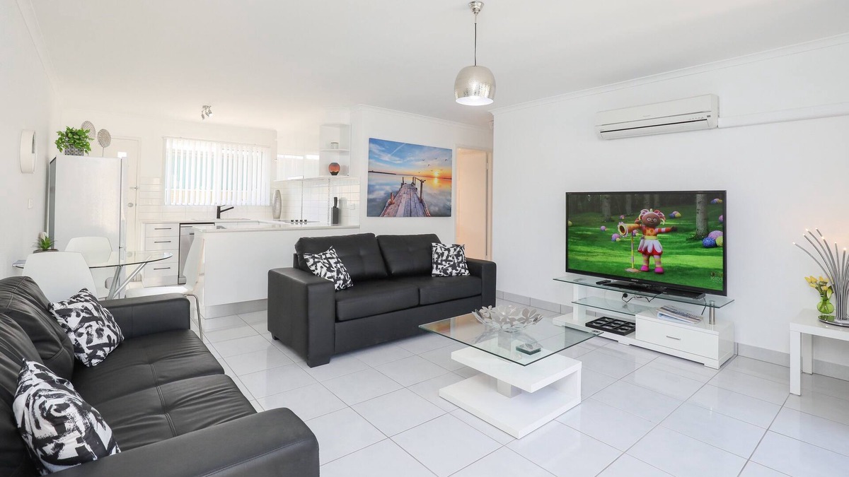 Mildura Central Business District Apartment | Spacious living, family friendly. Open courtyards. Central location Free Wi fi