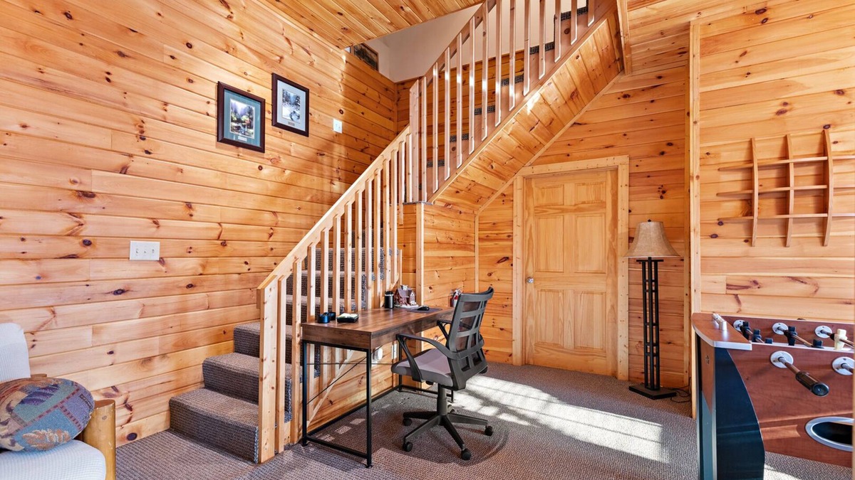 North Fork Township Cabin | Spacious Log Cabin Near Hiking Trails