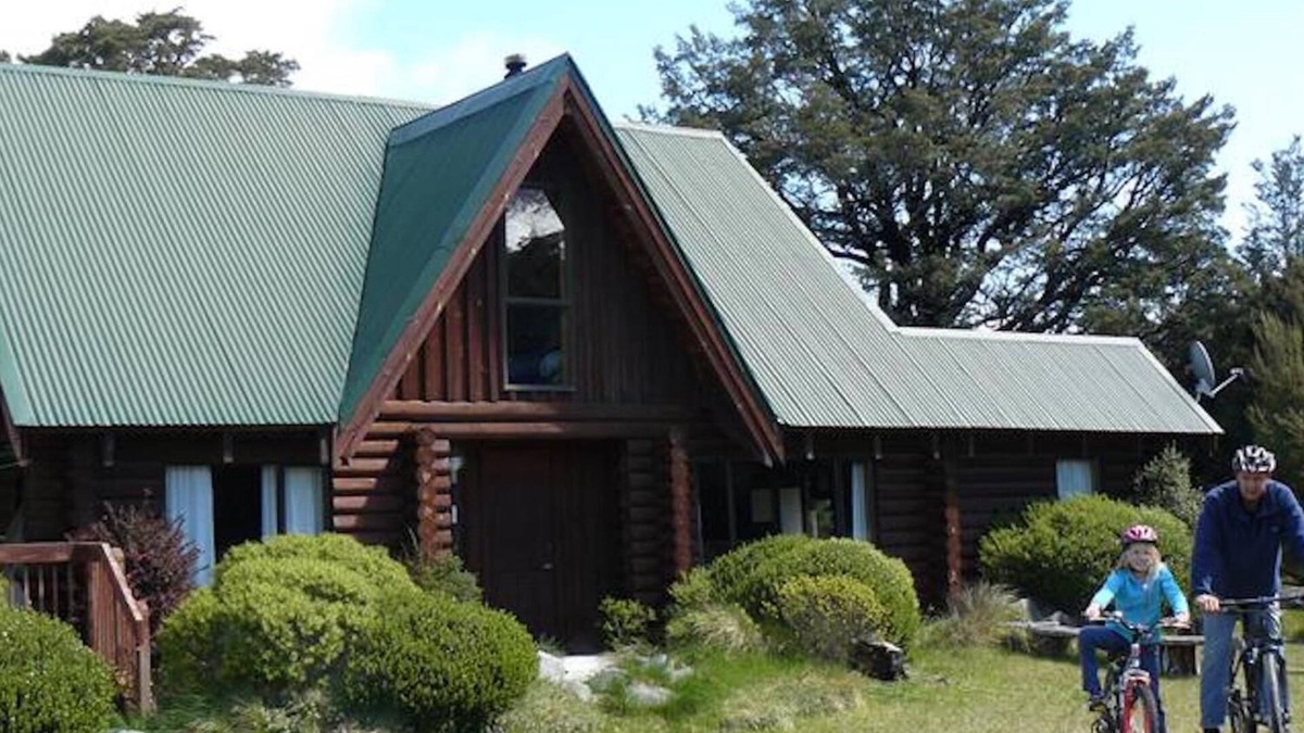 Mt Lyford Ski Chalet | Spacious log chalet with free WIFI, great for a few families