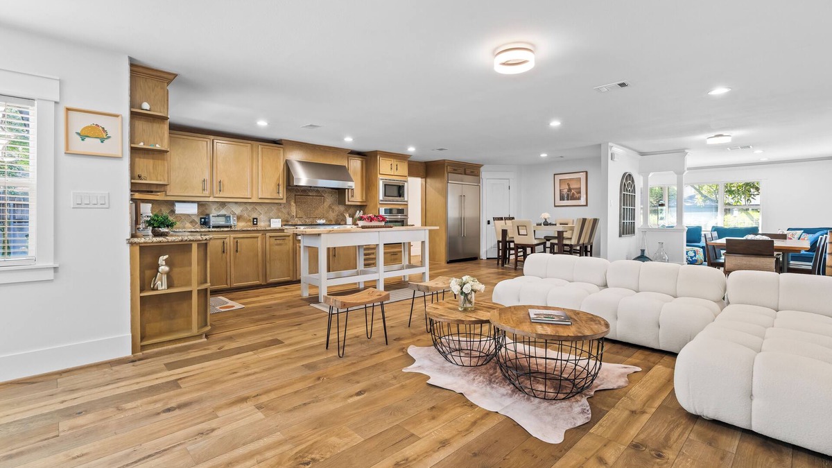 Houston House | Spacious Lux 4 BDR Ranch Style Home in Highland Village/River Oaks, 2 King Beds