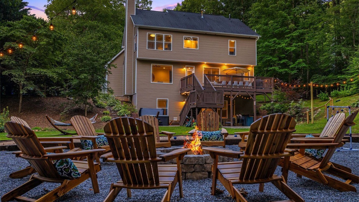 Asheville House | Spacious & Luxe~Hot Tub~Bocce~Fenced Backyard~Mins to Downtown!