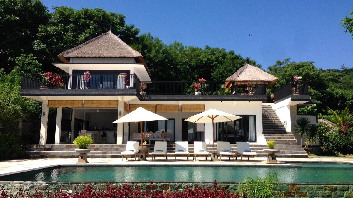 Temukus Villa | Spacious Luxurious Villa With Amazing Views on the Hills and the Sea