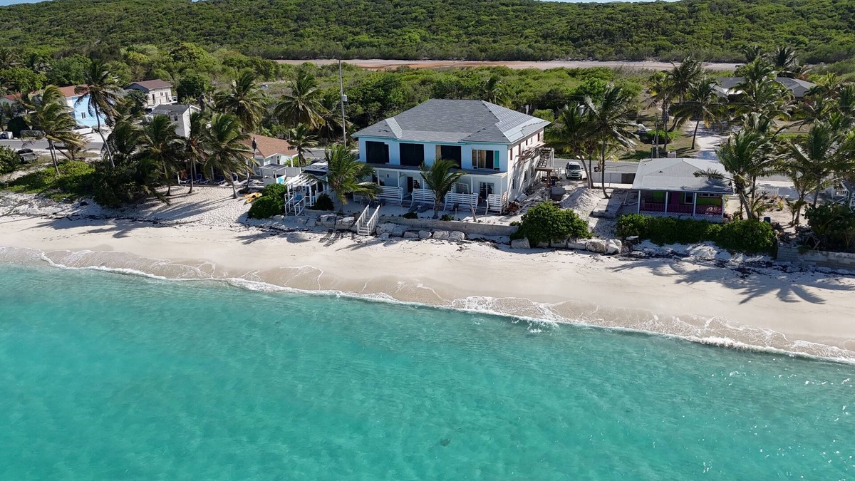 Rokers Point Apartment | Spacious Luxury Beachfront Suite