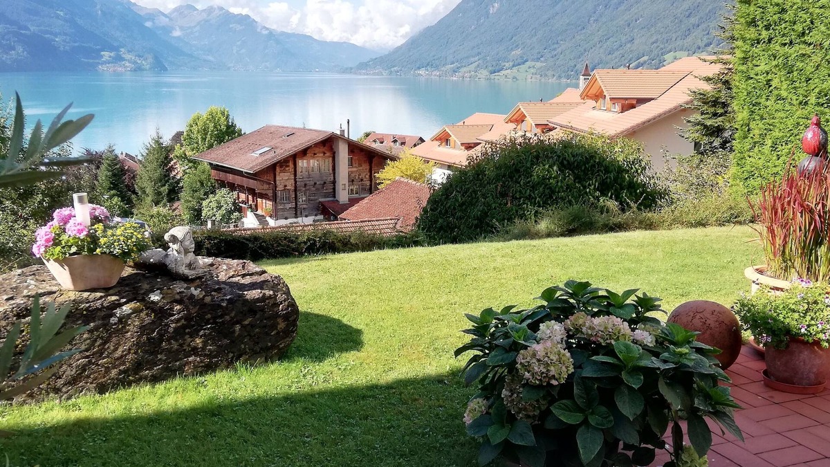 Brienz House | Spacious Luxury Home with Terrace, panoramic views, and walk to the lake!