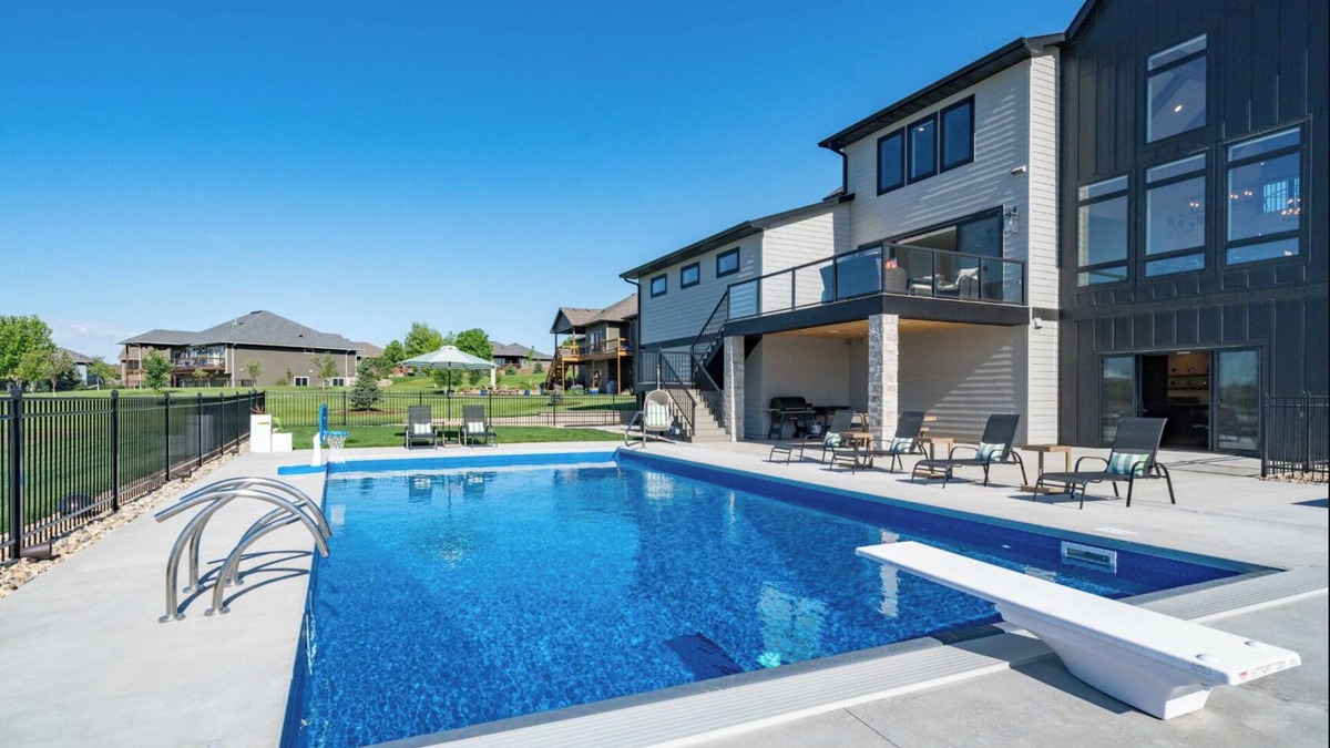 Sioux Falls House | Spacious Luxury Retreat – Private Pool, Gym, 5 Ensuite Bedrooms