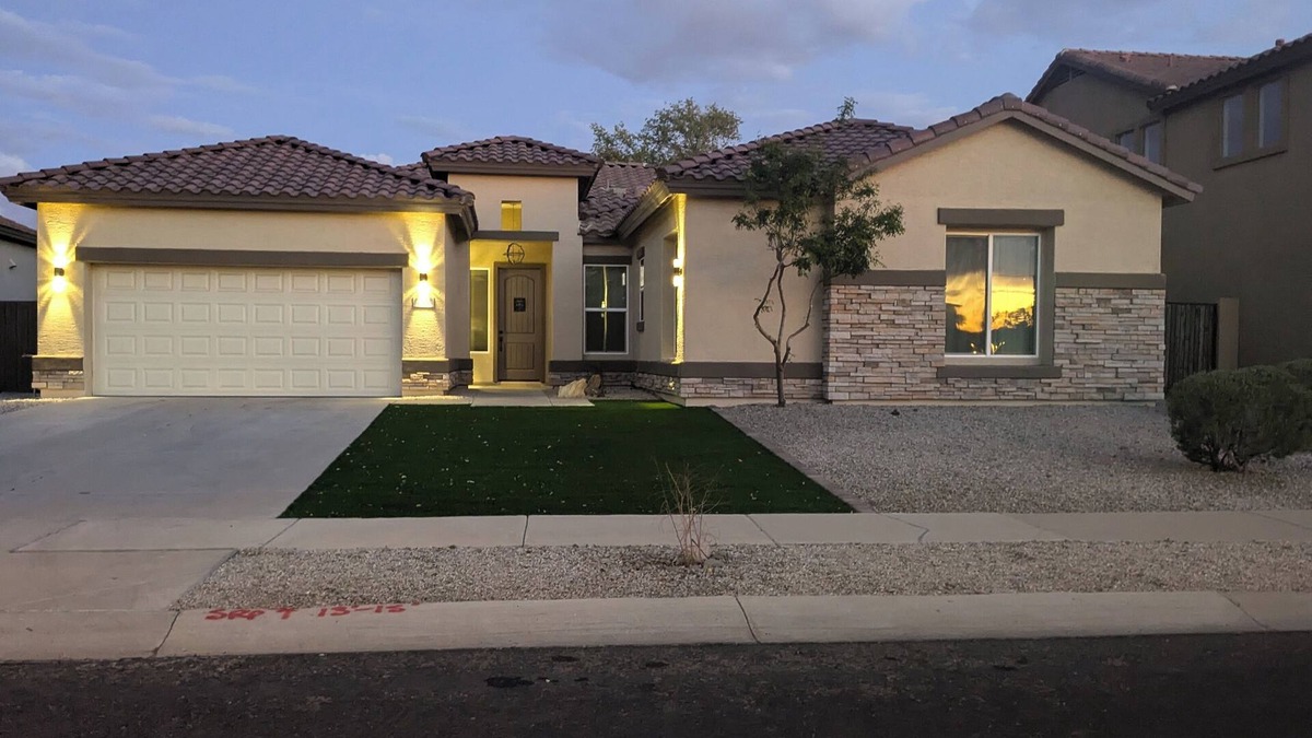 Rovey Farm Estates House | Spacious Luxury Retreat in the Heart of Glendale with All Amenities
