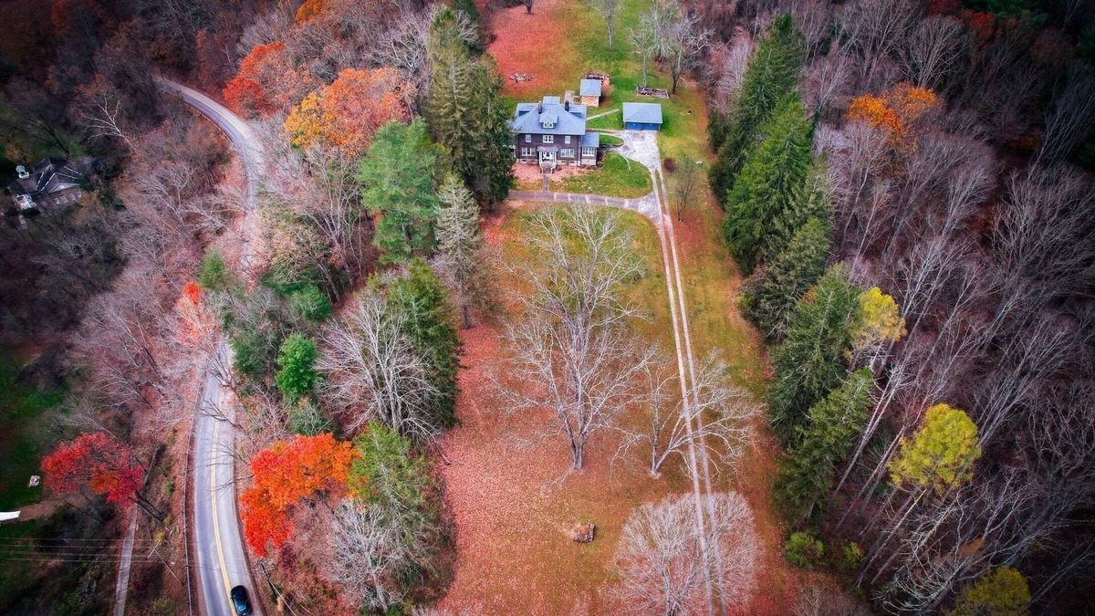 Redstar House | Spacious Manor at New River Gorge and Outdoor Activities - Skiing, Golf, Hiking