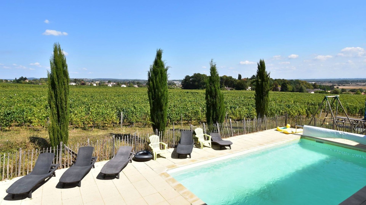 Chaintre Villa | Spacious Mansion in Vinzelles with Swimming Pool