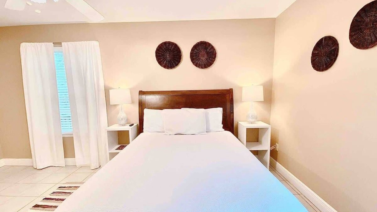 Tallahassee House | Spacious Master Bedroom - Near I-10