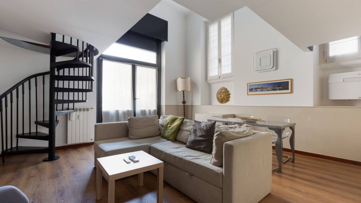 Zona Zara House | Spacious mezzanine studio apartment located on the ground floor of an apartment building, perfecy for 4 people. The apartment is just steps from the MM5 purple "Marche" line, which is perfectly connected to several areas of interest in the city and just
