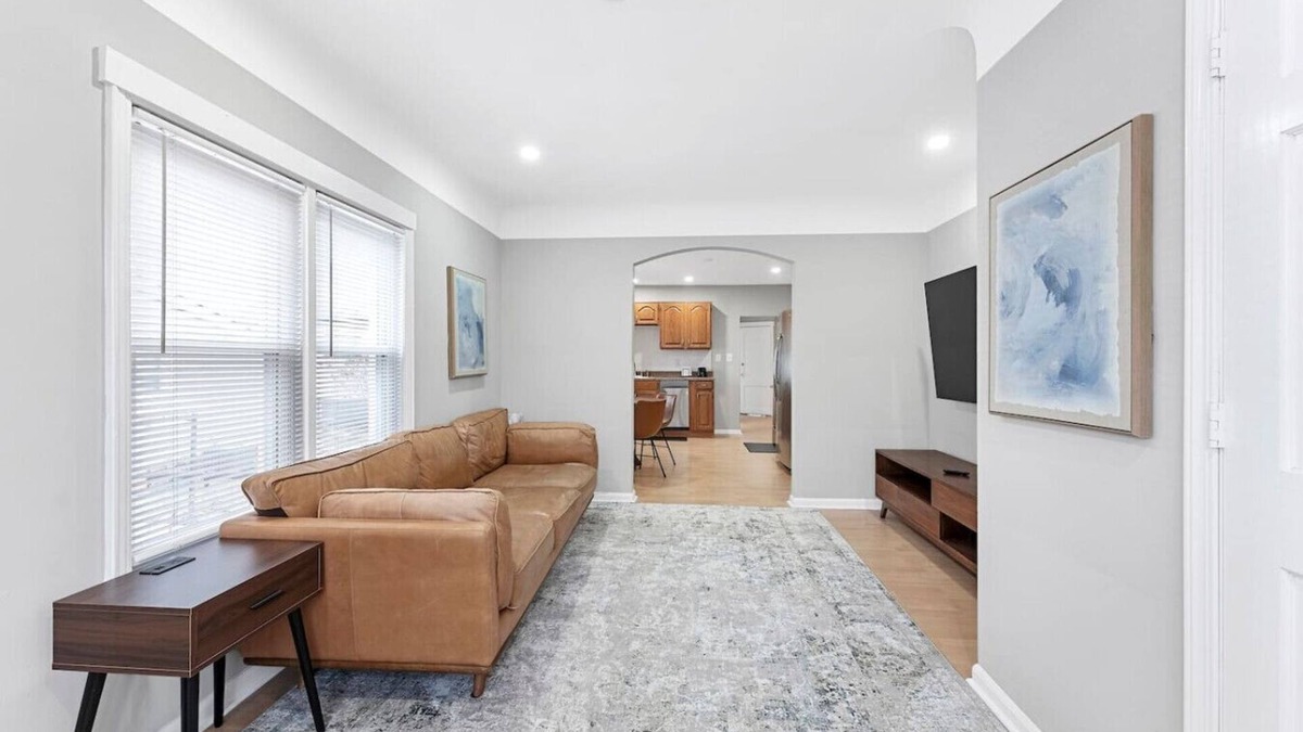 Wyandotte Apartment | Spacious Mid Century Modern 1 Bed 1 Bath 65" TV