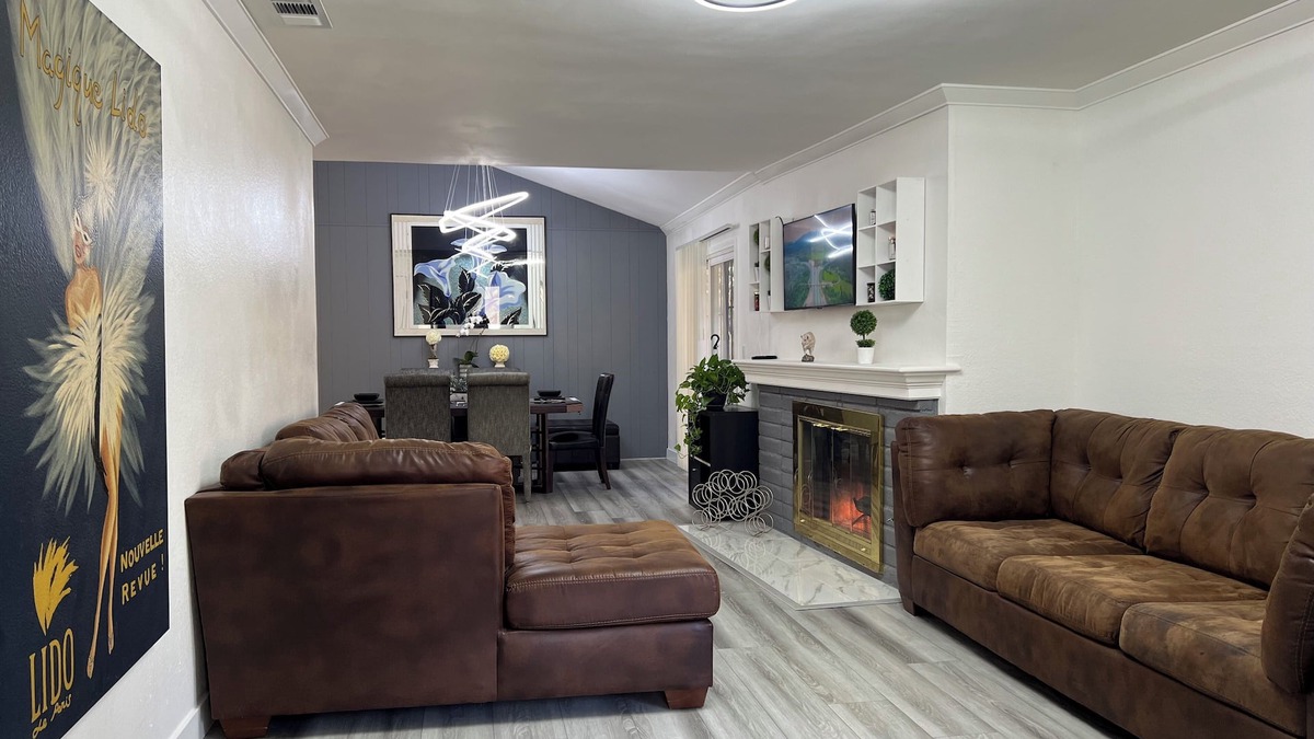 Fair Oaks House | Spacious, Modern, 2 Bedroom 2 Bathroom House