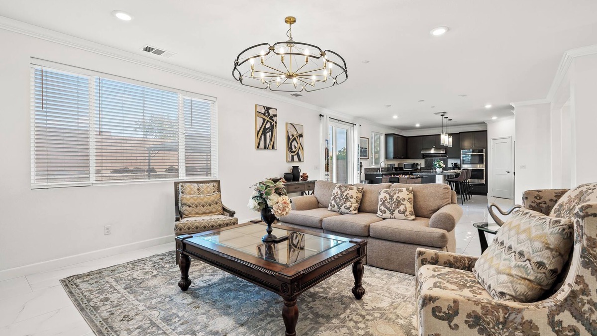 Ontario House | Spacious modern/6BR/8 Beds/3 king beds/Foosball table