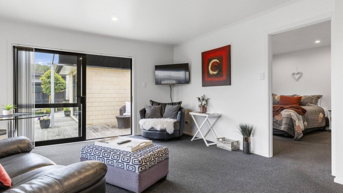 Motuoapa Apartment | Spacious, modern apartment situated just 3 mins from Lake Taupo. Dog friendly!