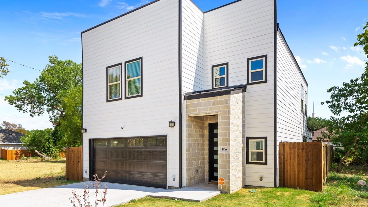 West Dallas House | Spacious Modern Chic 5BR Home in Dallas - 9 Beds!