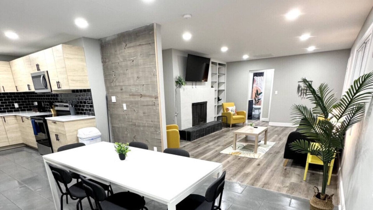 Jamestown Apartment | Spacious Modern Home near Furniture Market