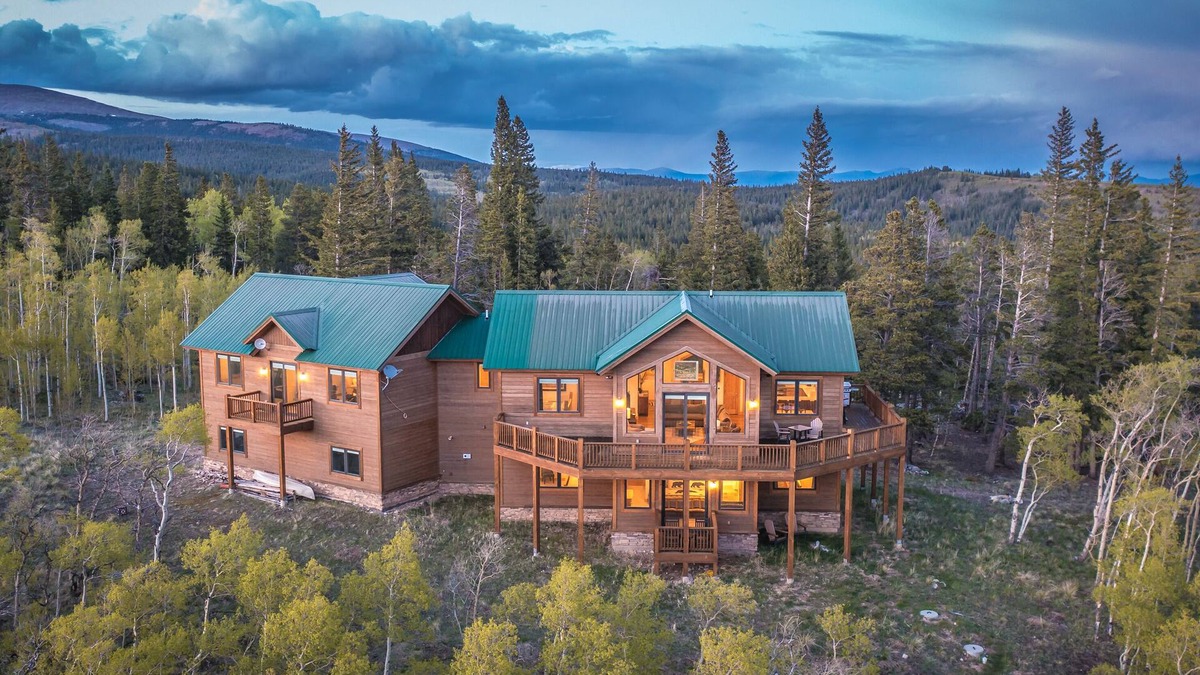 Alma House | Spacious Modern home with Gorgeous Scenic views!
