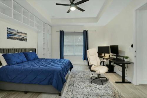 Wedgefield House | Spacious Modern Master Room in Orlando