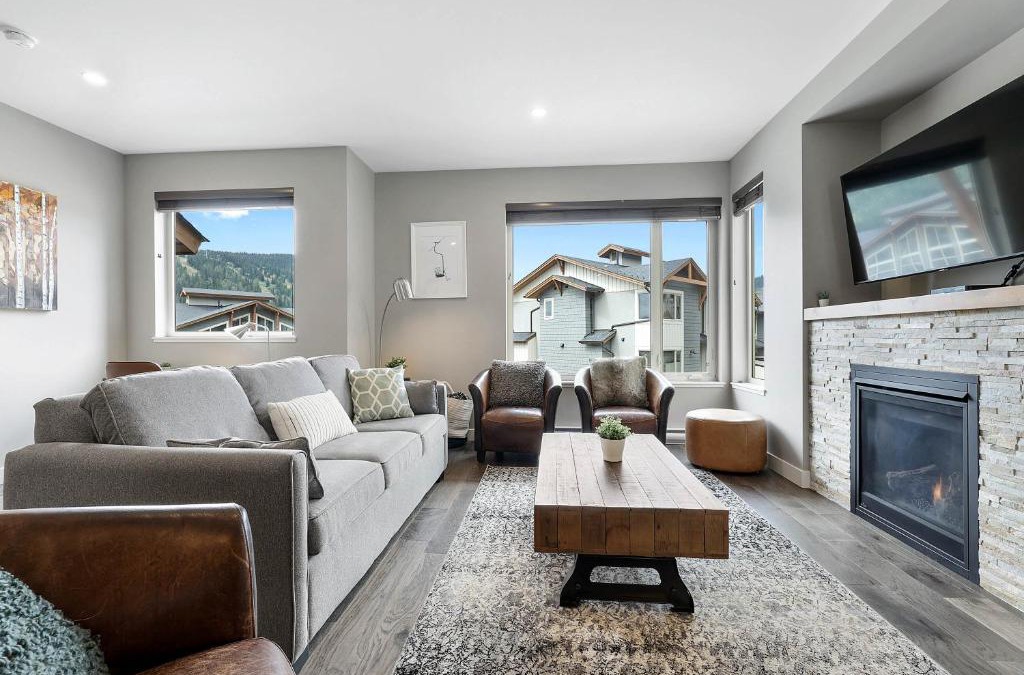 Sun Peaks House | Spacious Modern Ski-in Ski-out with Hot Tub Townhouse