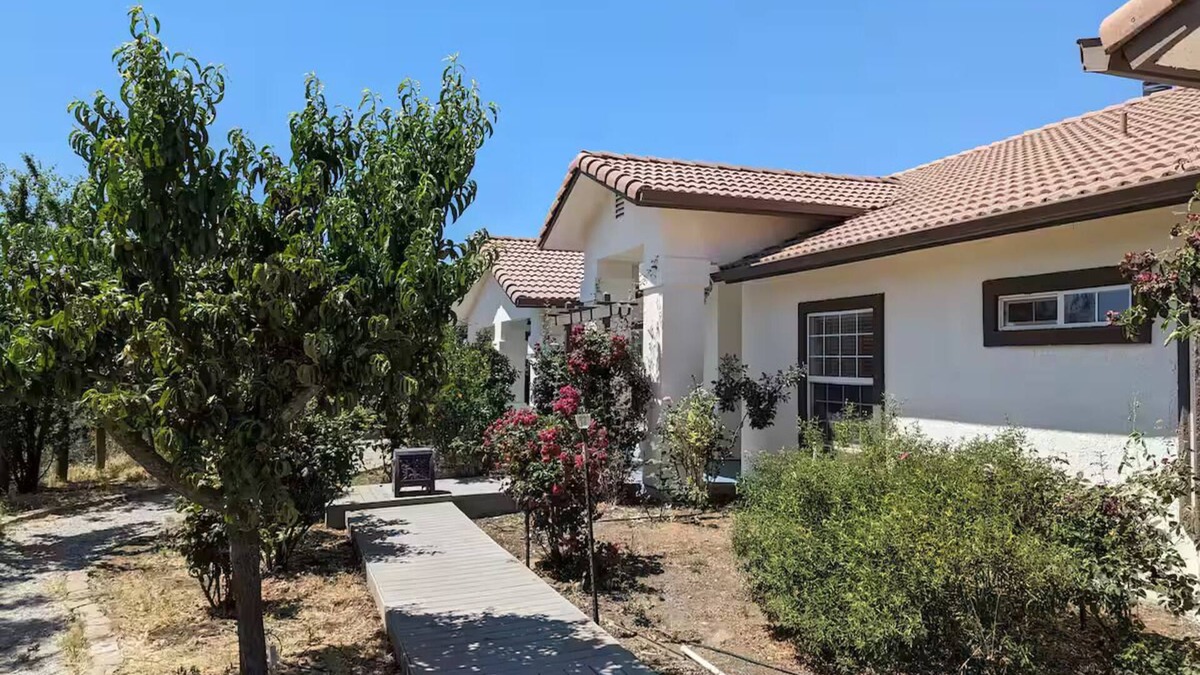 Squaw Valley Villa | Spacious Modern Vacation Home near Kings Canyon N.P. EV Charging Fast Wifi.