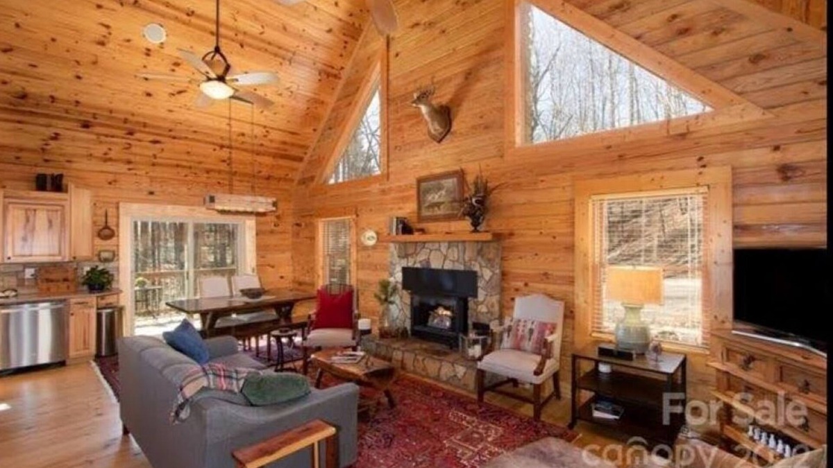 Spruce Pine Cabin | Spacious Mountain Home Close to Blue Ridge Pkwy w/Hot Tub