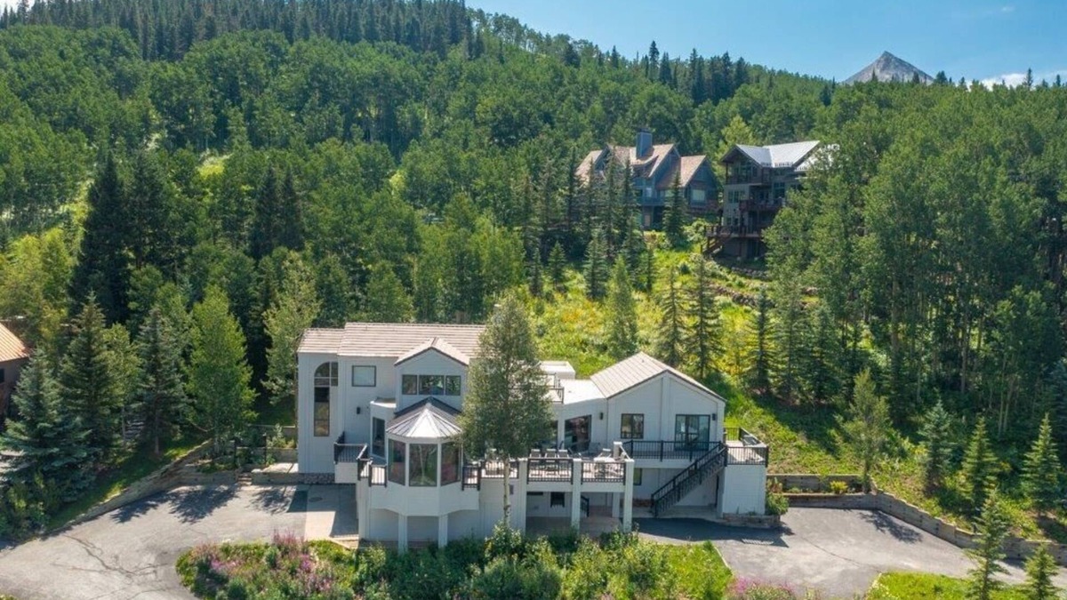 Crested Butte House | Spacious Mountain Manor with 9 bedrooms, 11 baths and Hot Tub