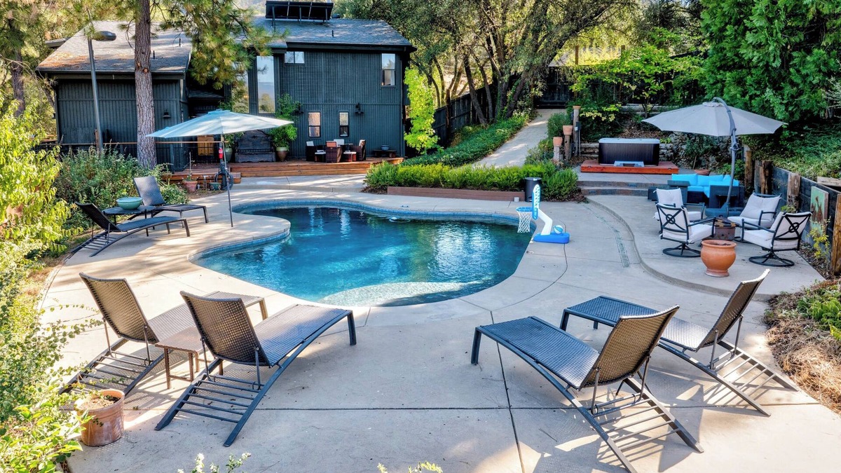 Oakhurst House | Spacious Mountain View Home - Pool, Spa, Game Room & Stunning Views [Sleeps 13]